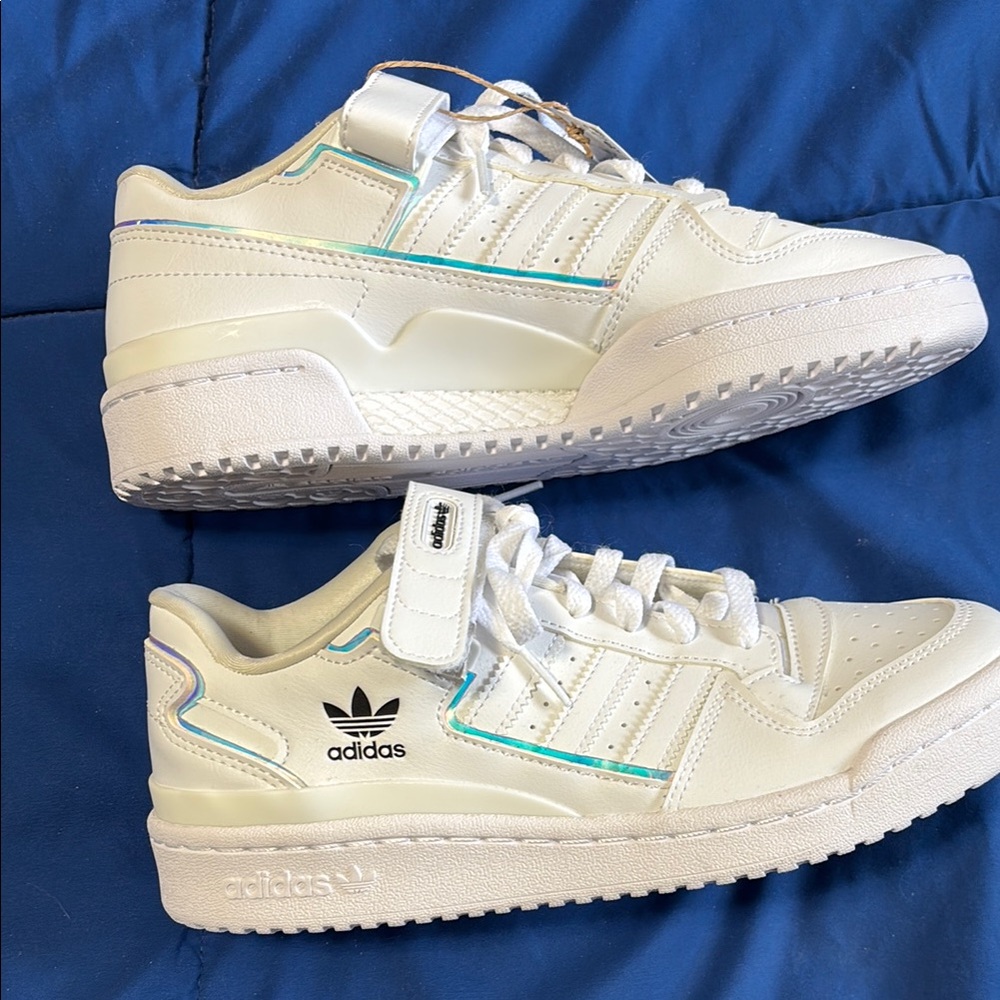 ICONIC ADIDAS FORUM STYLE WITH AN IRIDESCENT LOOK